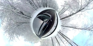 汽车正在穿越冬天的森林，360度，小星球效应