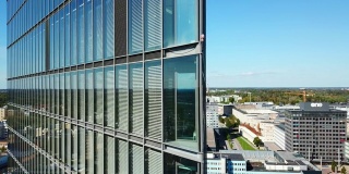 现代玻璃和钢铁建筑的特写