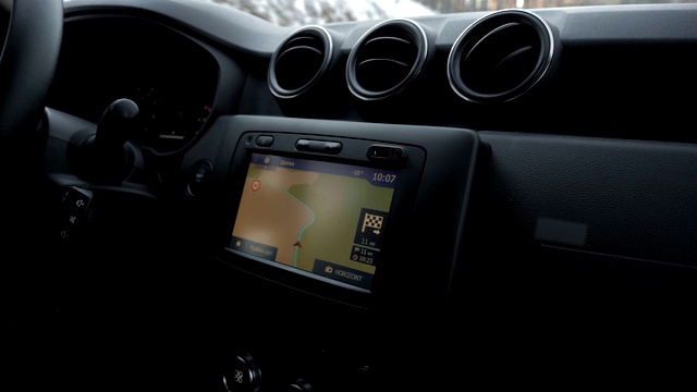 GPS模块集成在汽车上，近距离，技术创新，道路导航