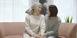 老年母亲与癌症花时间与她的成年女儿