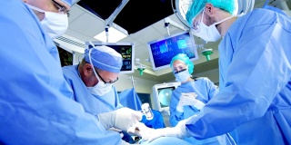 外科训练组为病人进行骨科手术