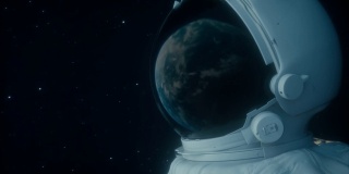 一个孤独的宇航员看着地球