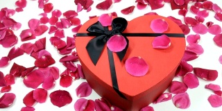 红色心形礼盒和玫瑰花瓣