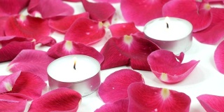 蜡烛和玫瑰花瓣