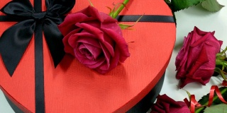 情人节礼物盒和玫瑰