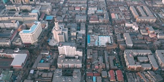 空中飞过屋顶，城市景观