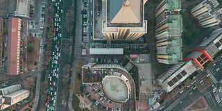 空中飞过屋顶，城市景观