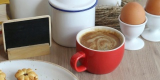 木桌上放着自制面包和热咖啡。