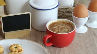 木桌上放着自制面包和热咖啡。视频素材模板下载