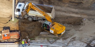 工业装载机挖土机移动地面和装填到自卸车的时间间隔