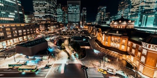 4K超高清延时拍摄东京车站夜间车辆交通，日本人过马路。东京旅游景点，日本旅游，亚洲城市生活，或亚洲交通理念