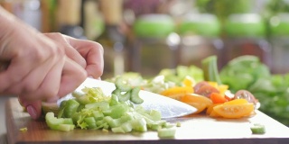 切蔬菜。健康食品。五彩缤纷的美食