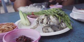 一盘牡蛎是泰国Bangsean海滩的街头小吃。
