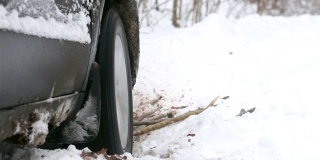 一辆车的转轮陷在雪里了。
