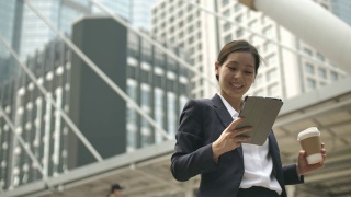 商业女性使用数字平板电脑视频素材模板下载