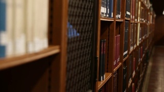 图书馆书架上的书籍跟踪视频素材模板下载