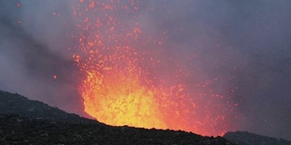 令人震惊的火山爆发在火山口的活火山