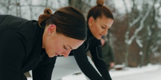 两个女人在雪地里锻炼