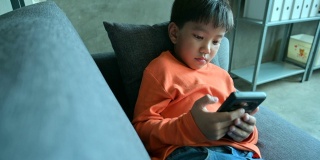 4K电影特写亚洲孩子玩智能手机