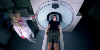 男性病人正在进行断层扫描，俯视图。