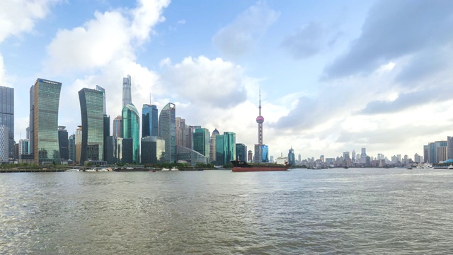 4K时间推移的上海天际线和城市景观与多云的天空