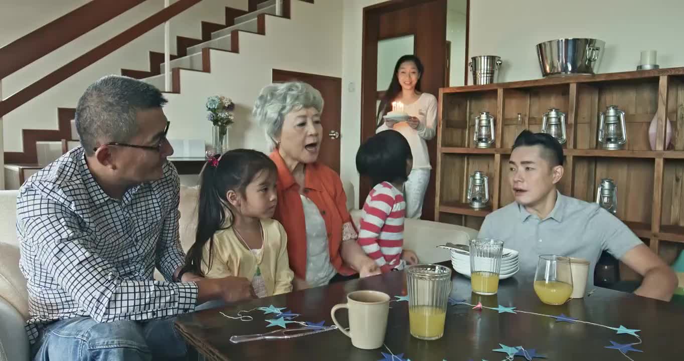 多代同堂的中国家庭在家里庆祝女儿的生日