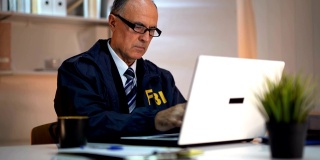 侦探使用笔记本电脑