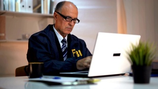 侦探使用笔记本电脑视频素材模板下载