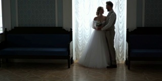 后台婚纱摄影-专业摄影师在别致的房间里为新婚夫妇拍照