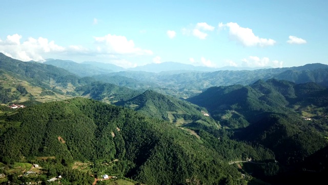 梯田在丘陵或山区耕作，通常在东部，南部和东南亚耕作