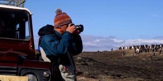 摄影师们在南极洲的西点岛上拍摄企鹅的照片