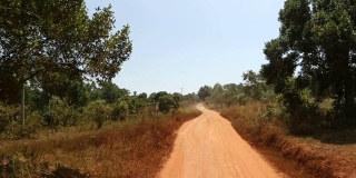 驾驶红土非洲道路向前看