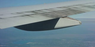 从飞机窗口的机翼近距离观察