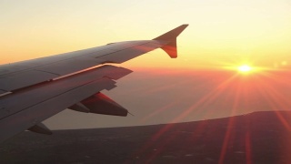 从飞机窗口的机翼看日落到太阳从右到左视频素材模板下载