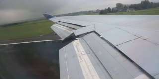 从飞机窗口看机翼起飞雨从左到右