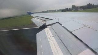 从飞机窗口看机翼起飞雨从左到右视频素材模板下载