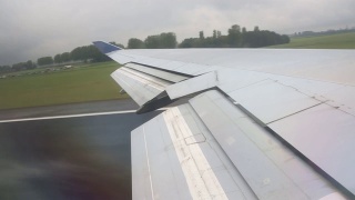 飞机起飞时从机翼窗口观察，从左到右多云视频素材模板下载