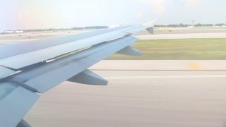 飞机起飞时从机翼窗口向右向左看视频素材模板下载