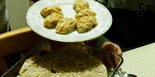 晚餐吃馄饨的人，提供吉尔吉斯-乌兹别克式的馄饨，