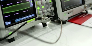 数字电子示波器。现代化的实验室测量设备。