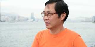 一名香港华人对着镜头微笑