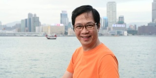成熟的中国男子在香港维多利亚港的肖像
