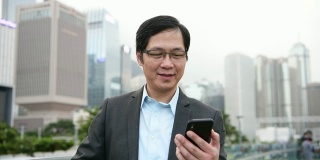 成熟的中国商人在看智能手机