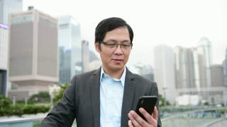 中国商人用智能手机打电话视频素材模板下载