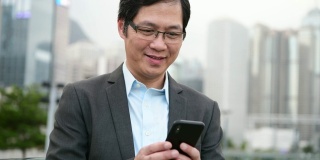 成熟的中国商人用智能手机发短信