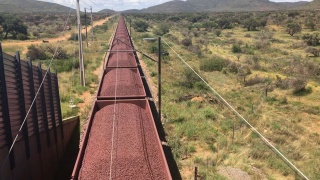 铁矿石在南非用铁路卡车运输视频素材模板下载