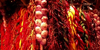 挂着五颜六色的辣椒和大蒜