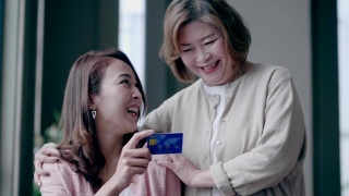 母女俩用信用卡在网上购物视频素材模板下载