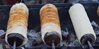 这是匈牙利传统的用酵母面团做成的甜筒饼，用砂糖包裹