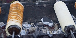 传统的捷克甜品Trdelnik将其放在特制的木串上，放在炙热的炭火上。
